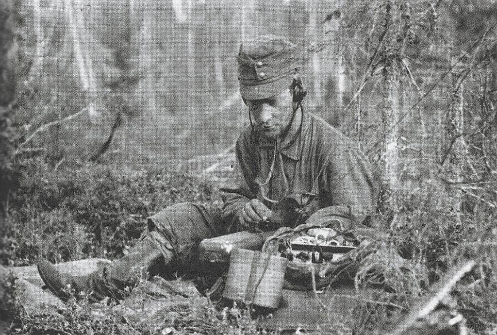 Sissiradistitoiminta sai alkunsa jatkosodan vuosina. Kuvassa alikersantti Lasse Niiranen lähettää sanomaa Kyynel-radiolla kesällä 1943.  (kuva: ERP. 4:n arkisto)